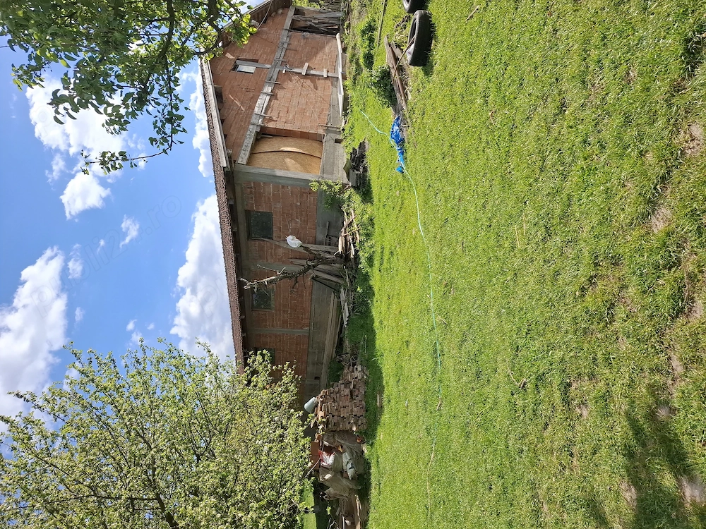 Casa + anexe + teren intravilan