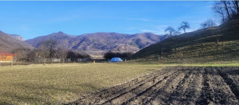 Vând teren în comuna Baru