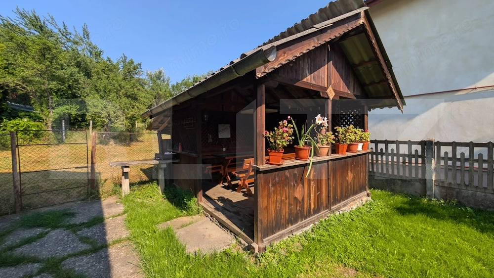 Casă individuala, 75 mp, teren 2180 mp, 2 fronturi stradale, zona Pucioasa