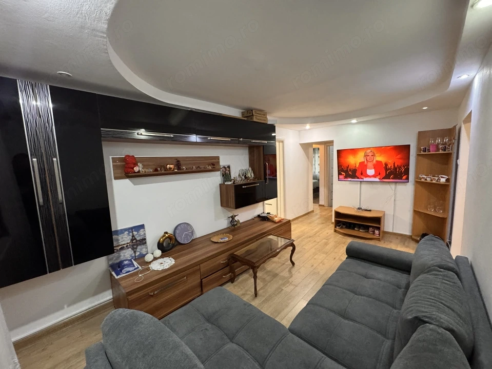 Apartament 4 camere, decomandat, zona Lapus