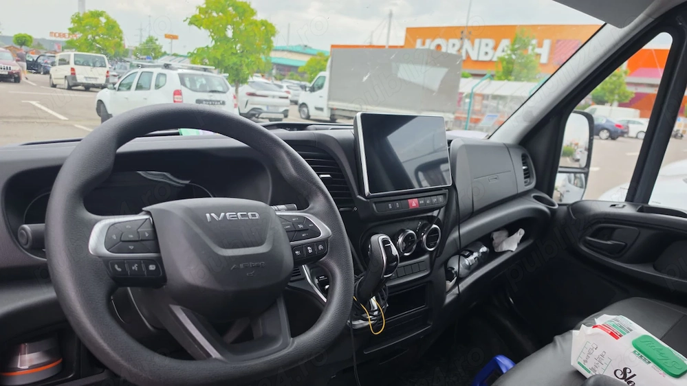Vand Iveco DAILY, motor 3000cm, CP 207,axa dubla, varianta long, an 2025, km 17mii reali.