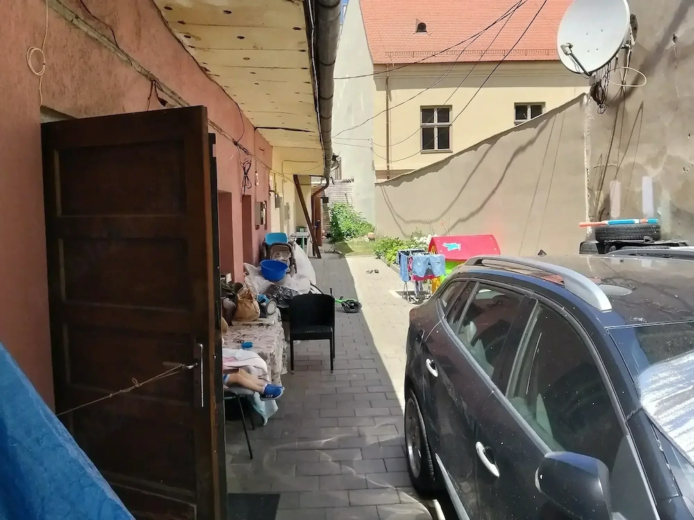 Vând casă 45mp, 2camere bucătărie,baie ,curte de 60mp ,pod cu posibilitate de mansardare .Geamuri la