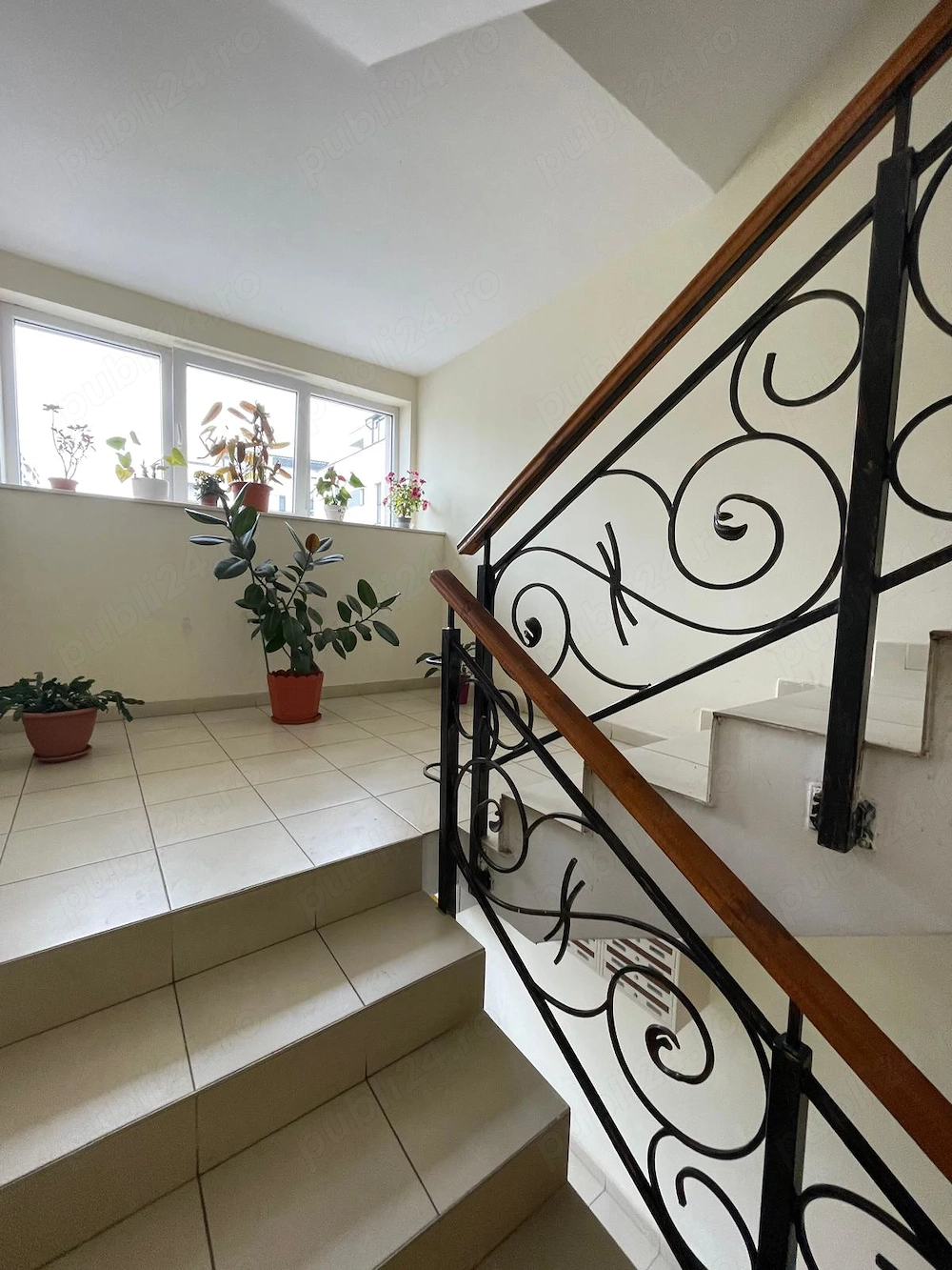 Persoana fizica, inchiriez apartament 2 cam, 54 mp, et 1 din 4, parcare, prima inchiriere