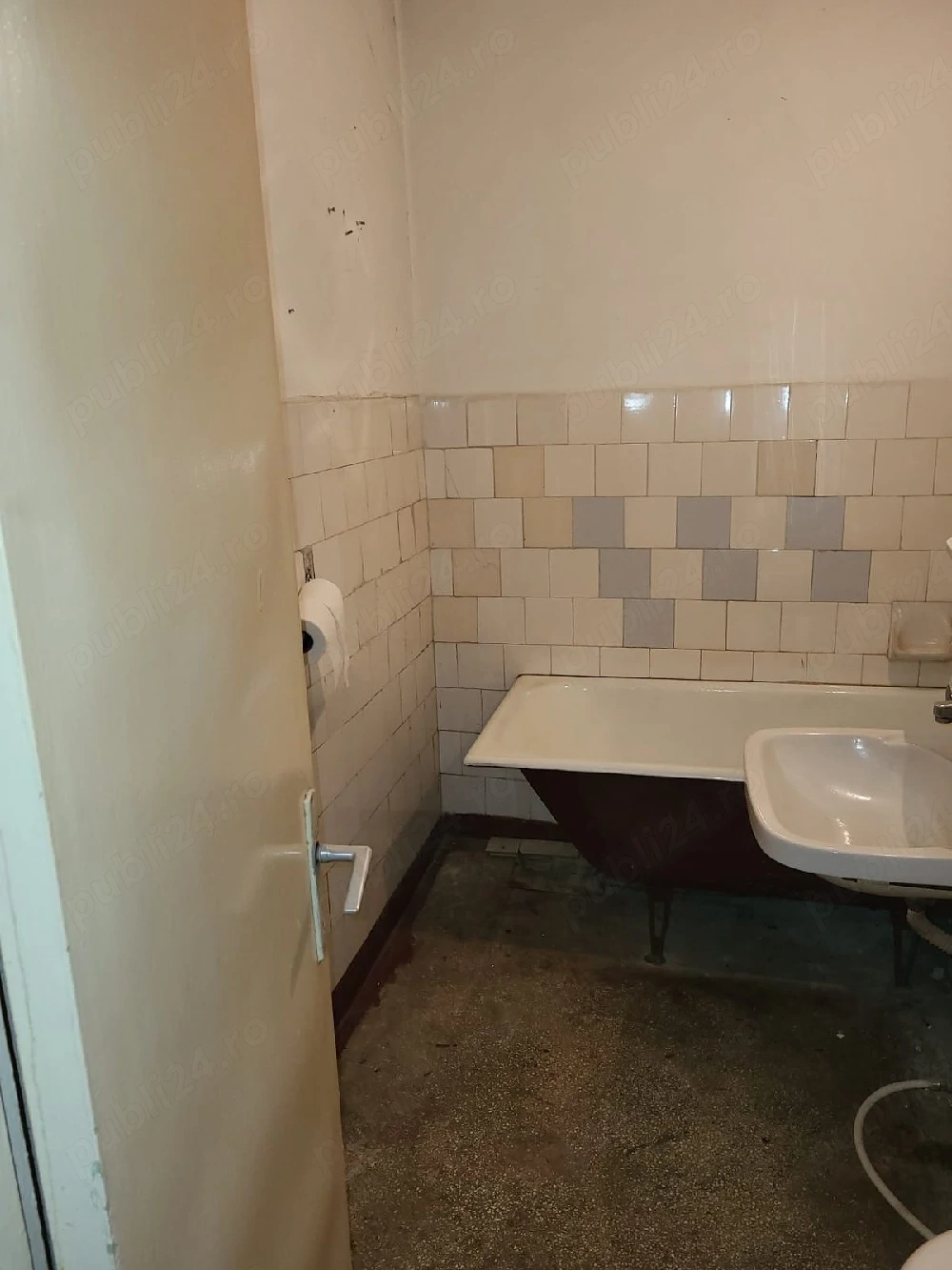 proprietar vand apartament cu trei camere decomandat în Bacău 