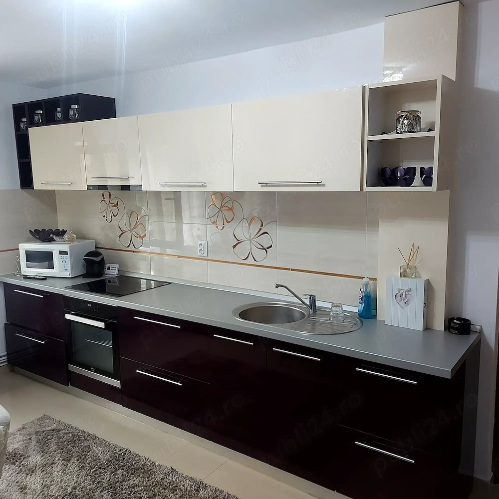 Închiriez apartament cu 3camere+1 cameră dresing 