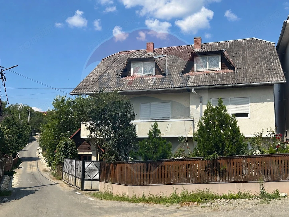 Casă / Vilă cu 8 camere de vânzare