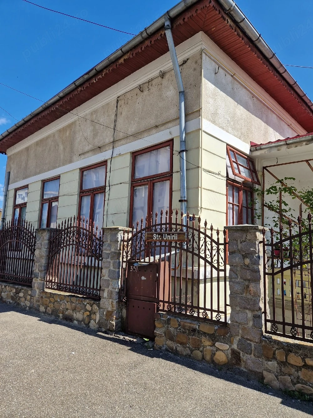 Casă de vânzare
