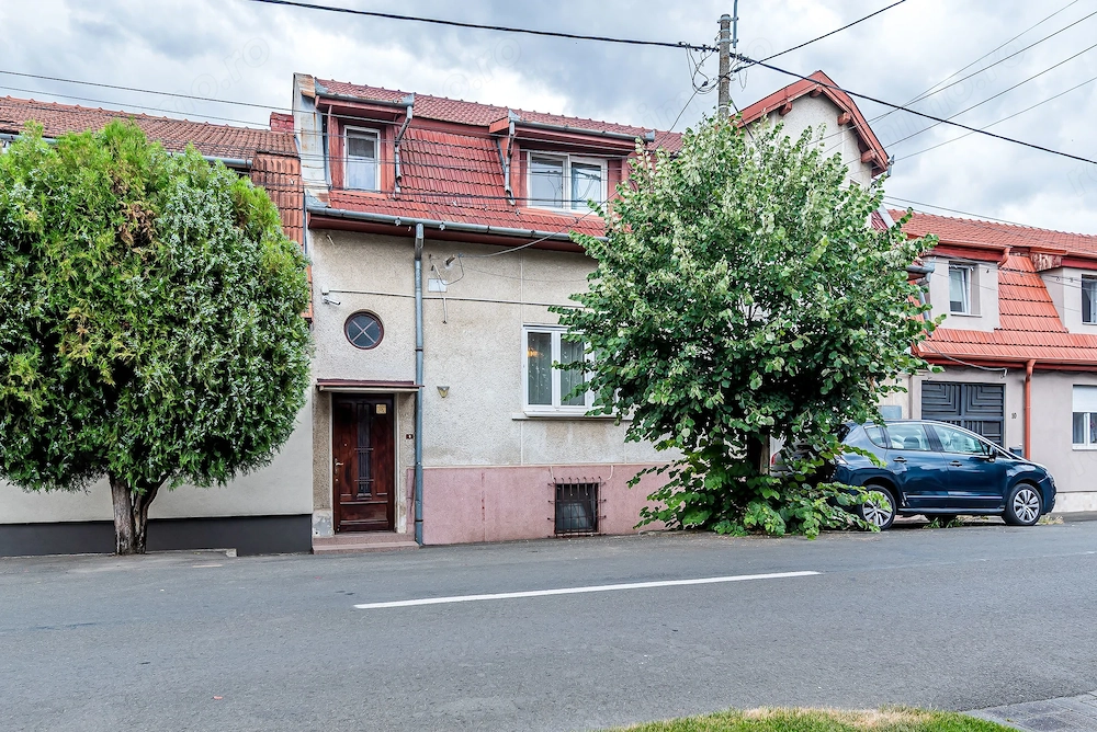 Casa Solida cu Mansarda in Zona Excelenta Parneava