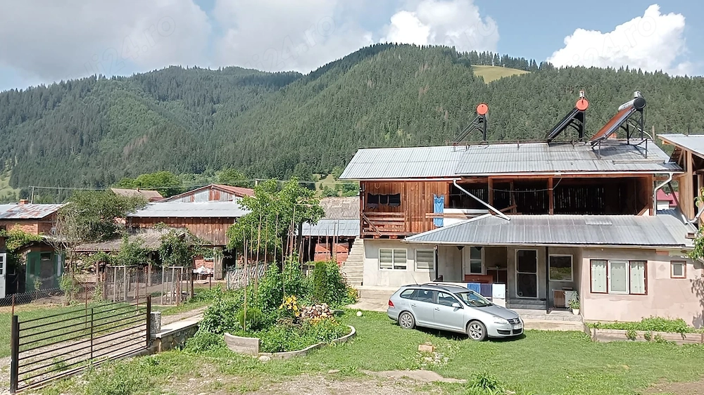 Vând casă în comuna Borca, Neamț, curent trifazic, apă trasă, șură de lemne. 75000 euro negociabil. 