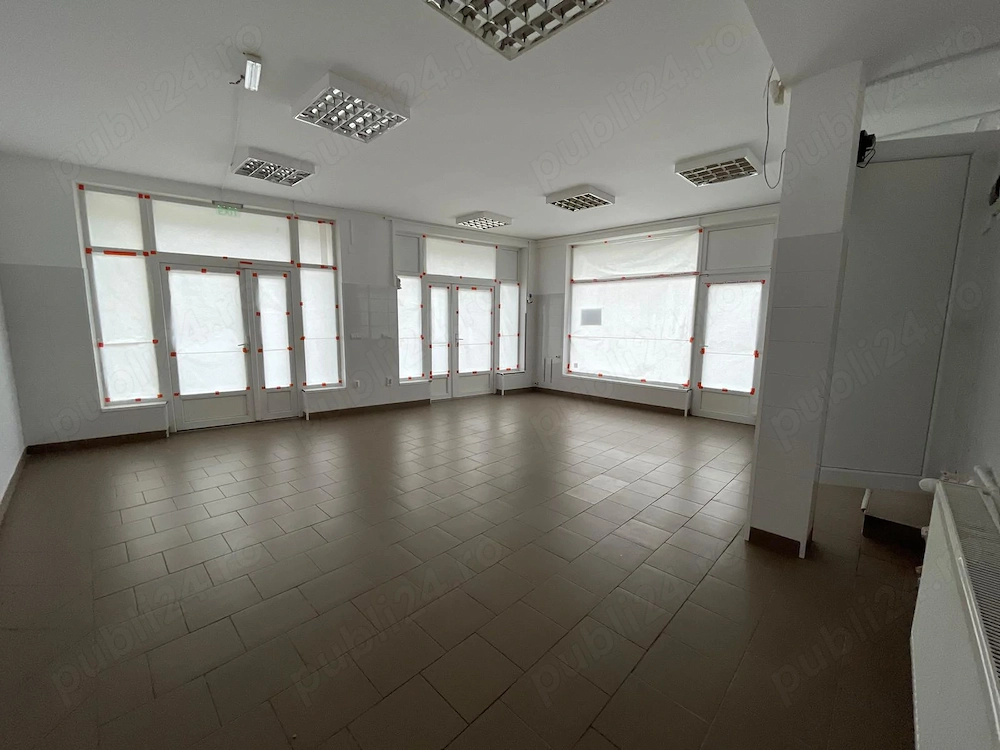 Ofer spre închiriere spațiu comercial 