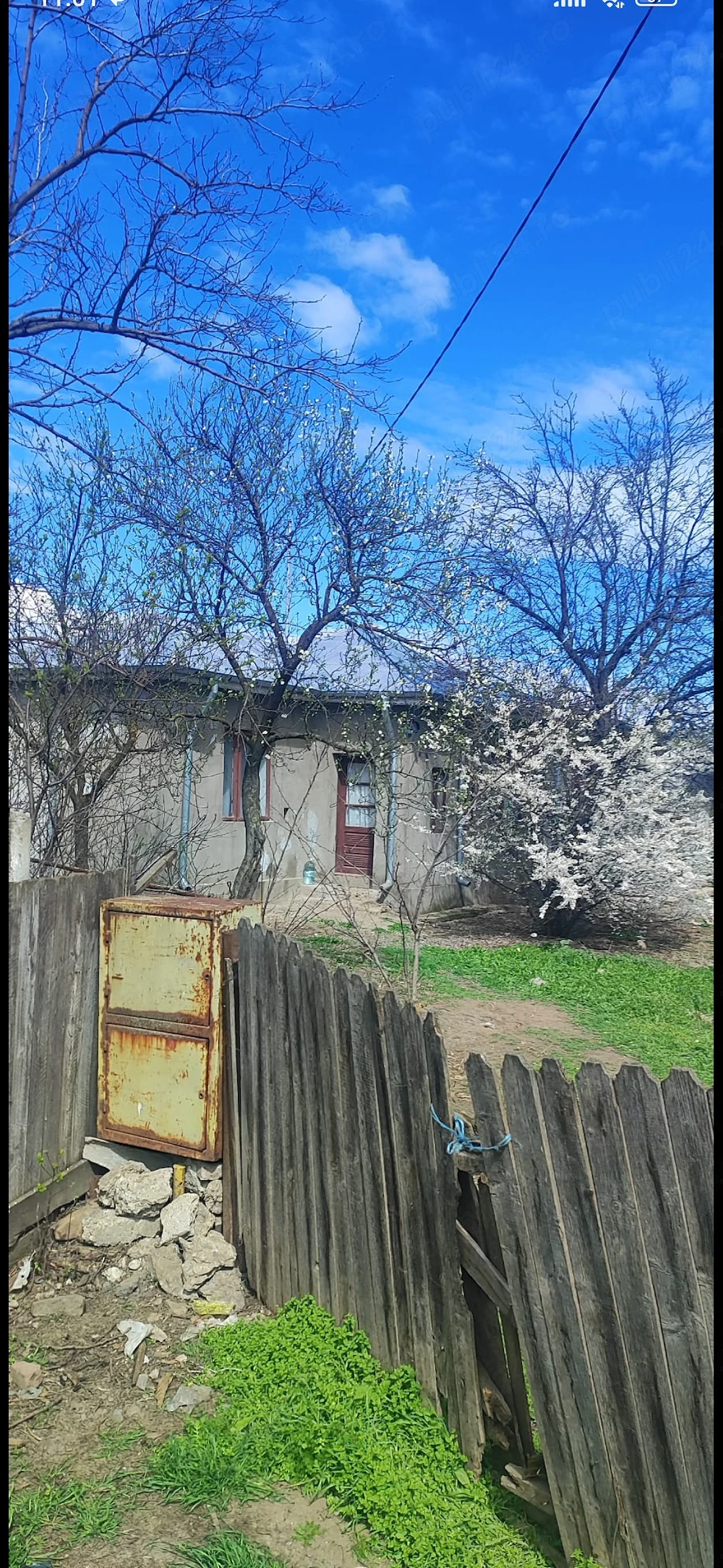 Teren intravilan și casa din paianta