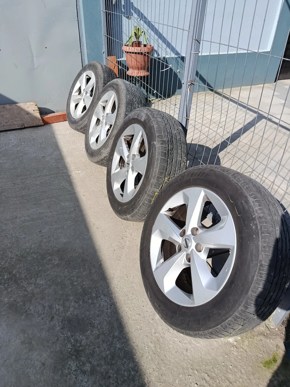Vind 4 anvelope Bridgestone  215/60/R17