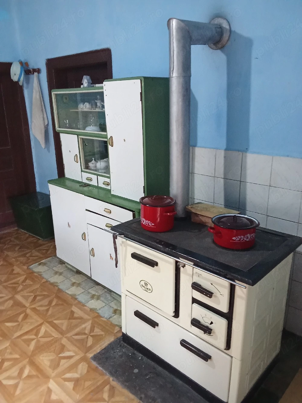 vand casa cu anexe si teren mare