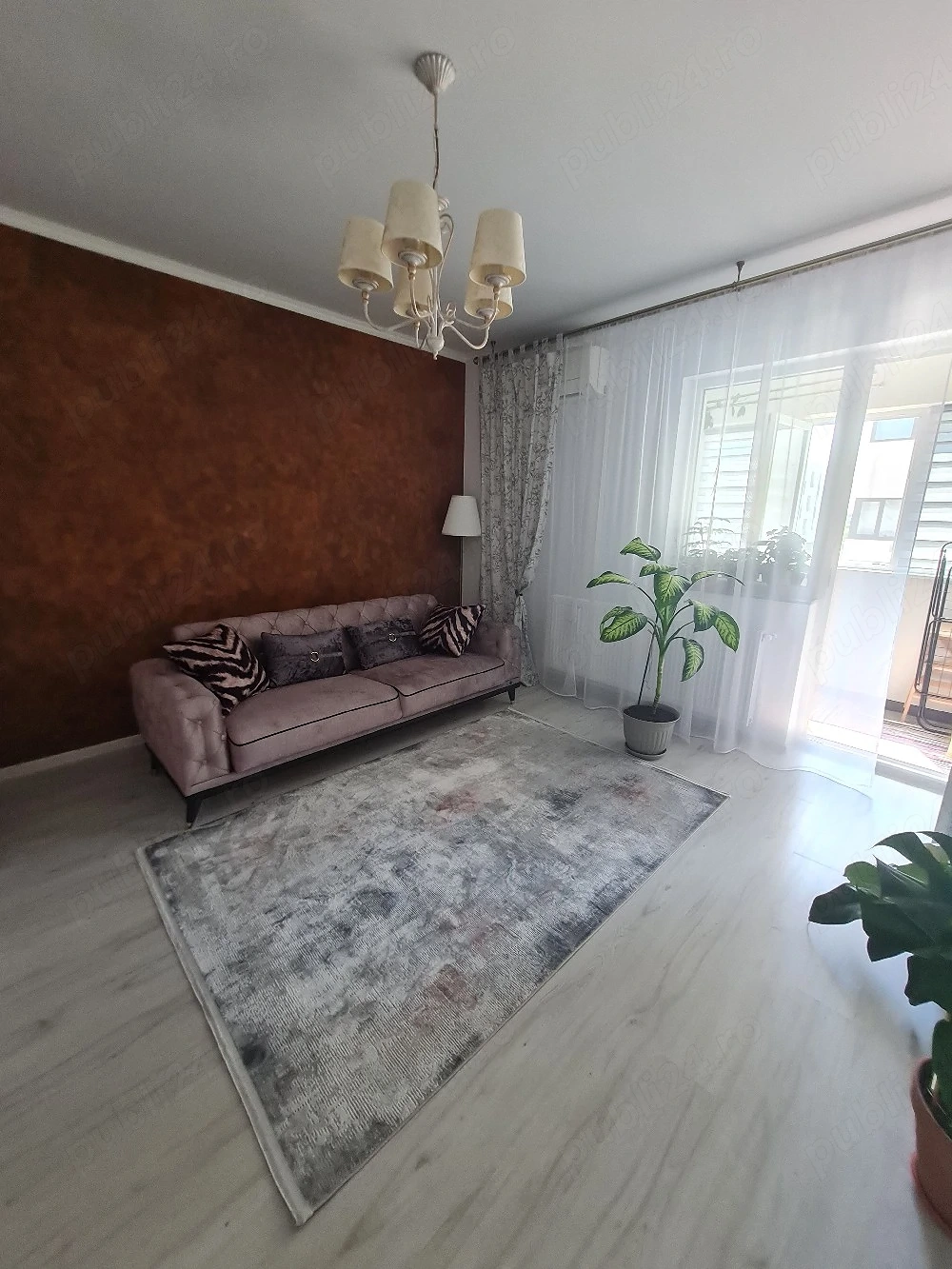 vând apartament cu trei camere 