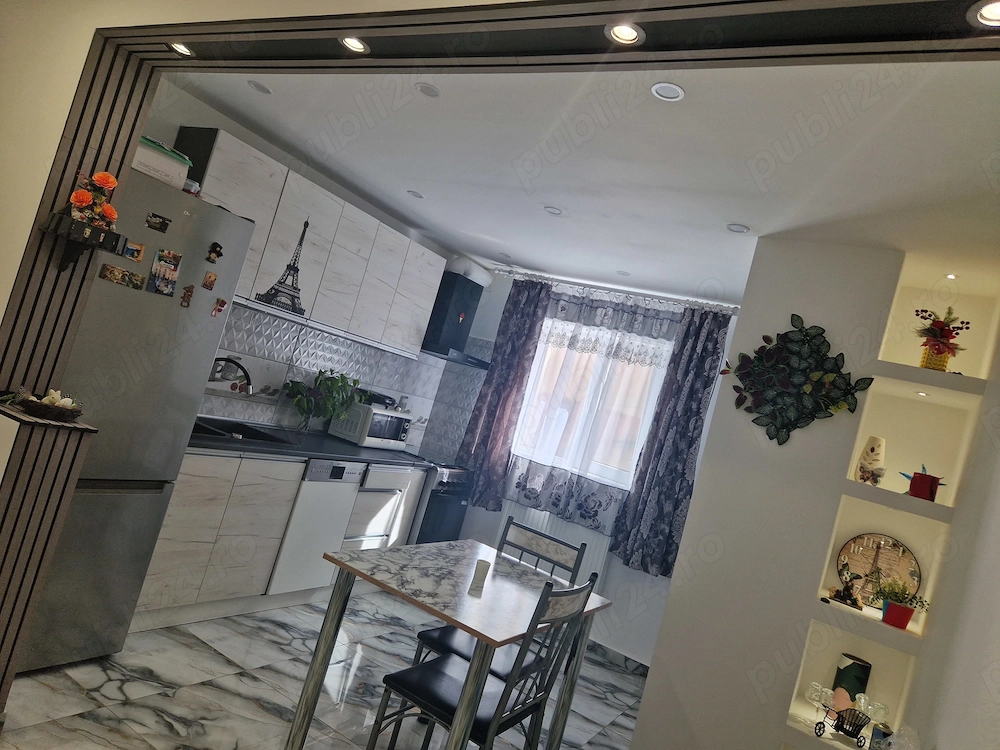 Persoana fizica vand apartament cetate piata cu 2 camere plus balcon la parter.  