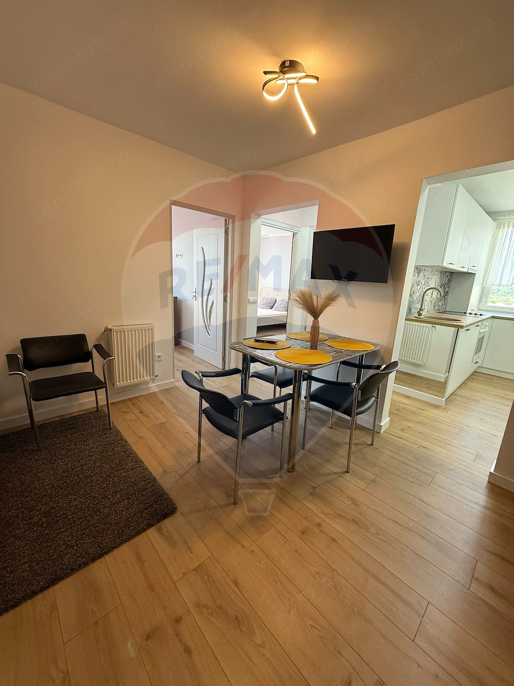 Apartament cu 3 camere de închiriat