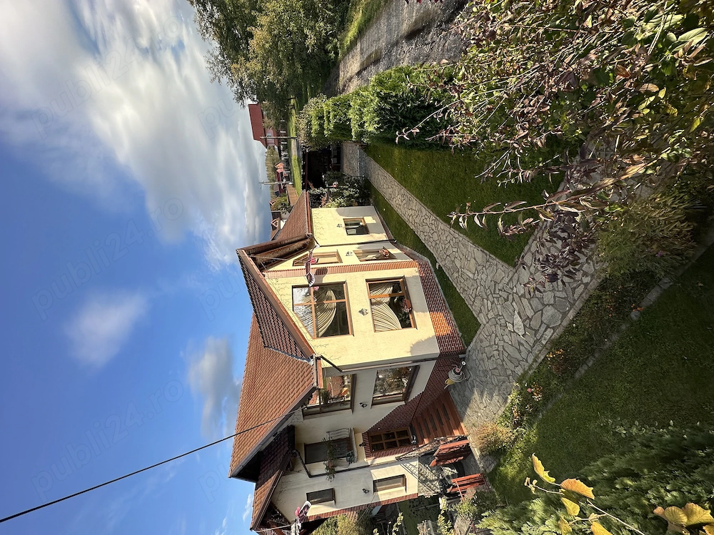 Vila de lux la poalele parangului