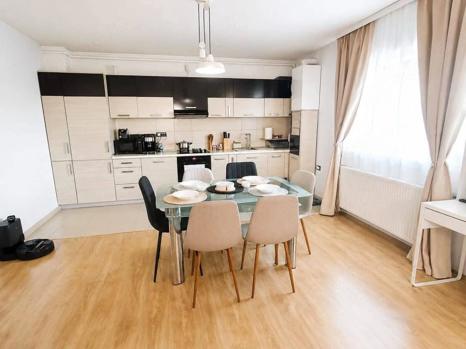Vand apartament cu 3 camere și loc de parcare 
