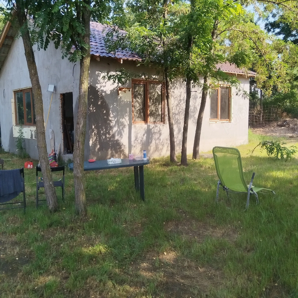 Vând teren generos de 5800 mp și casă construcție nouă 