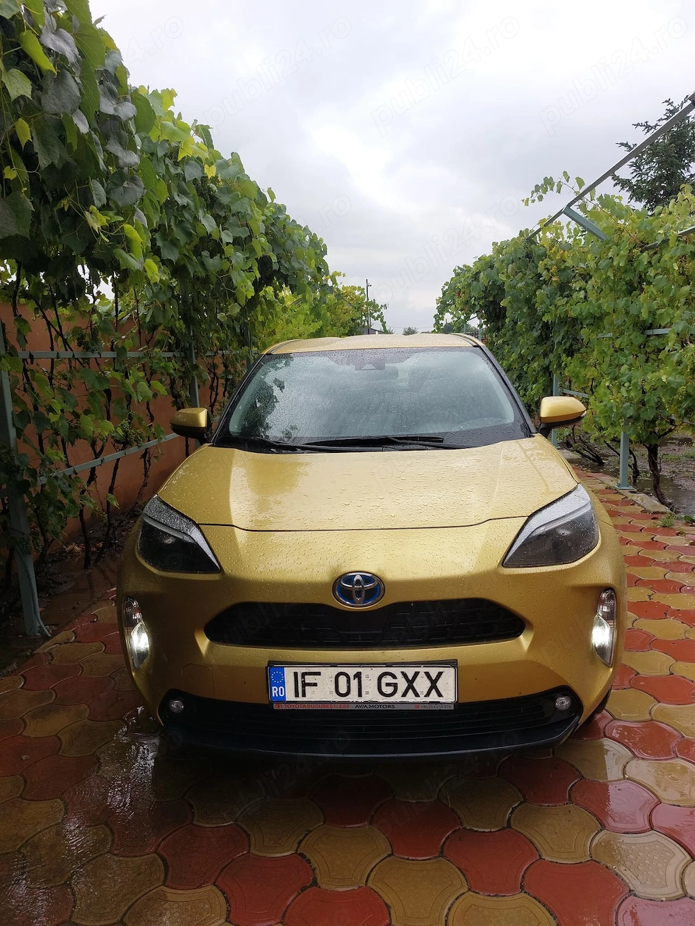 Vând Toyota Yaris cross 