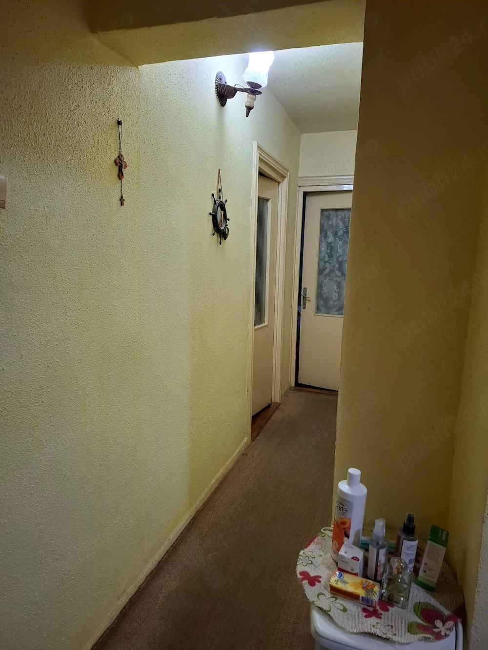 Vând apartament 3 camere decomandat, etaj 2,ultracentral, str.Roman Mușat, vis-a-vis de BCR.