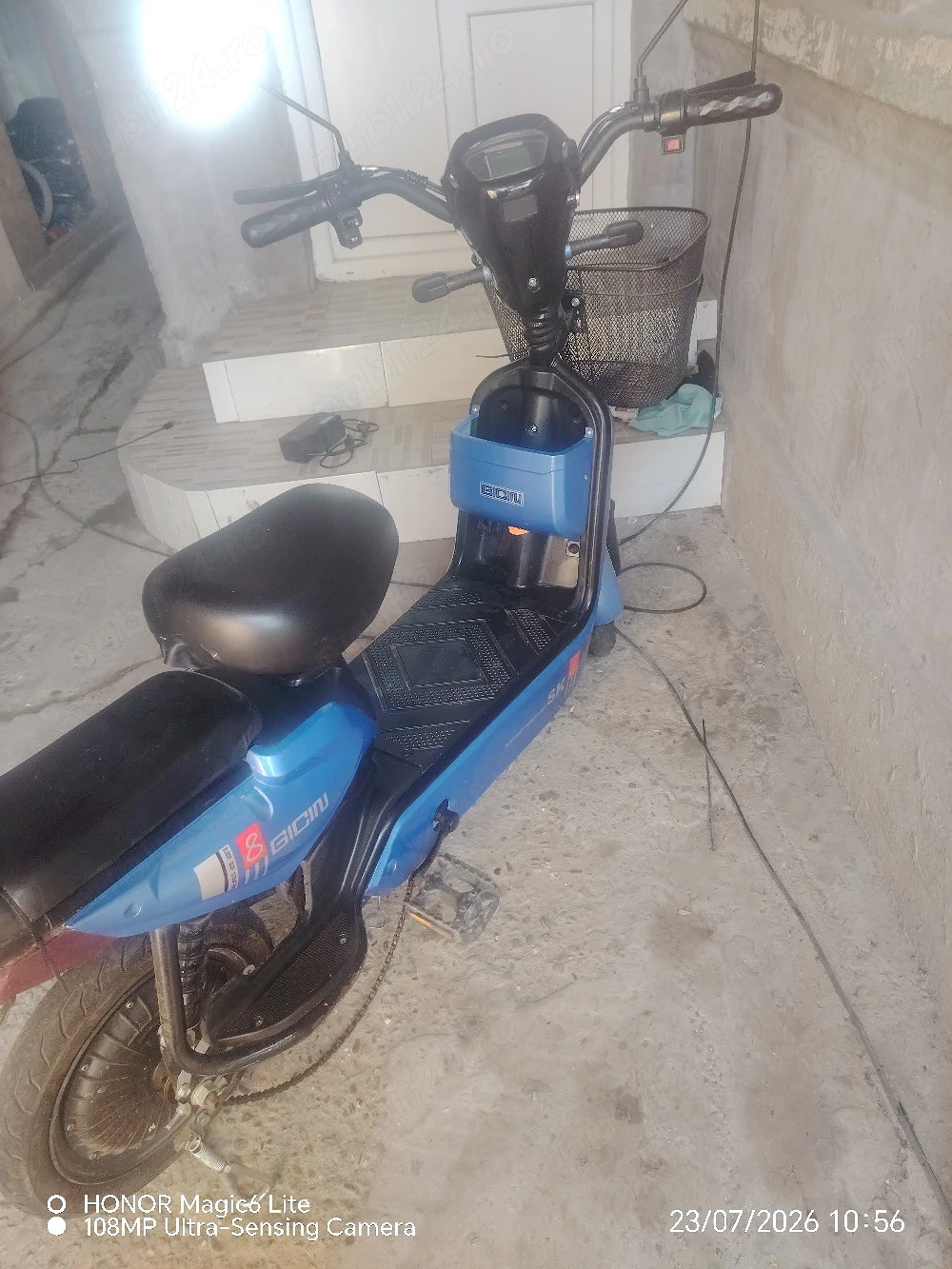 Scuter electric cu pedale 