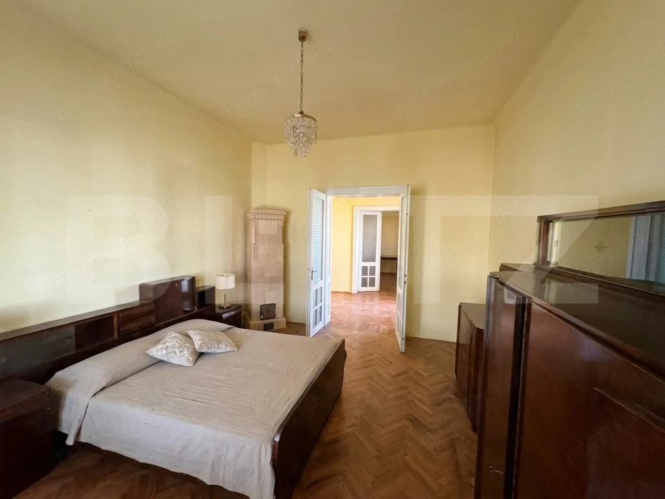 Casă spațioasă cu 6 camere, teren 700 mp, garaj și terasă