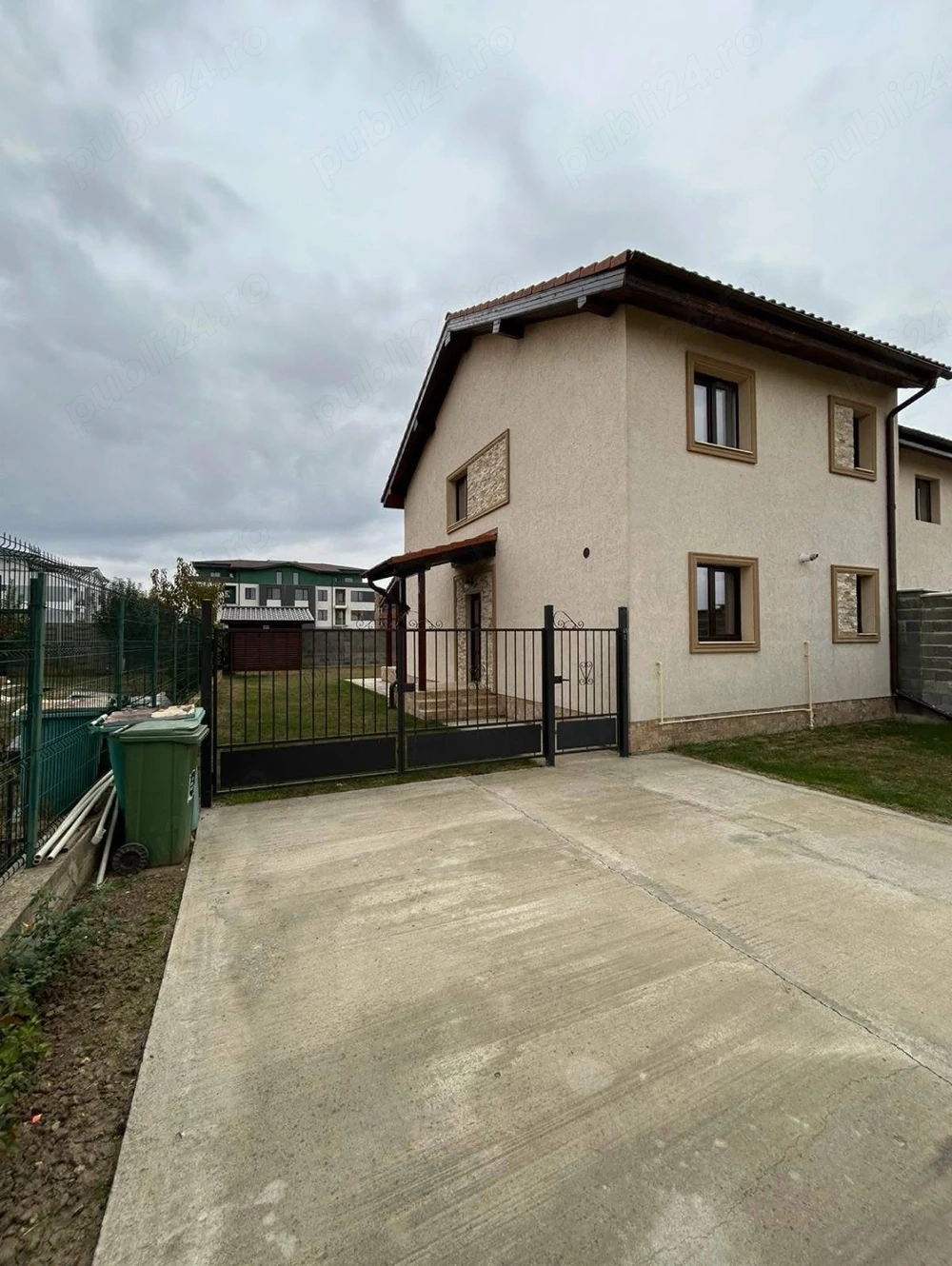 Proprietar vand duplex