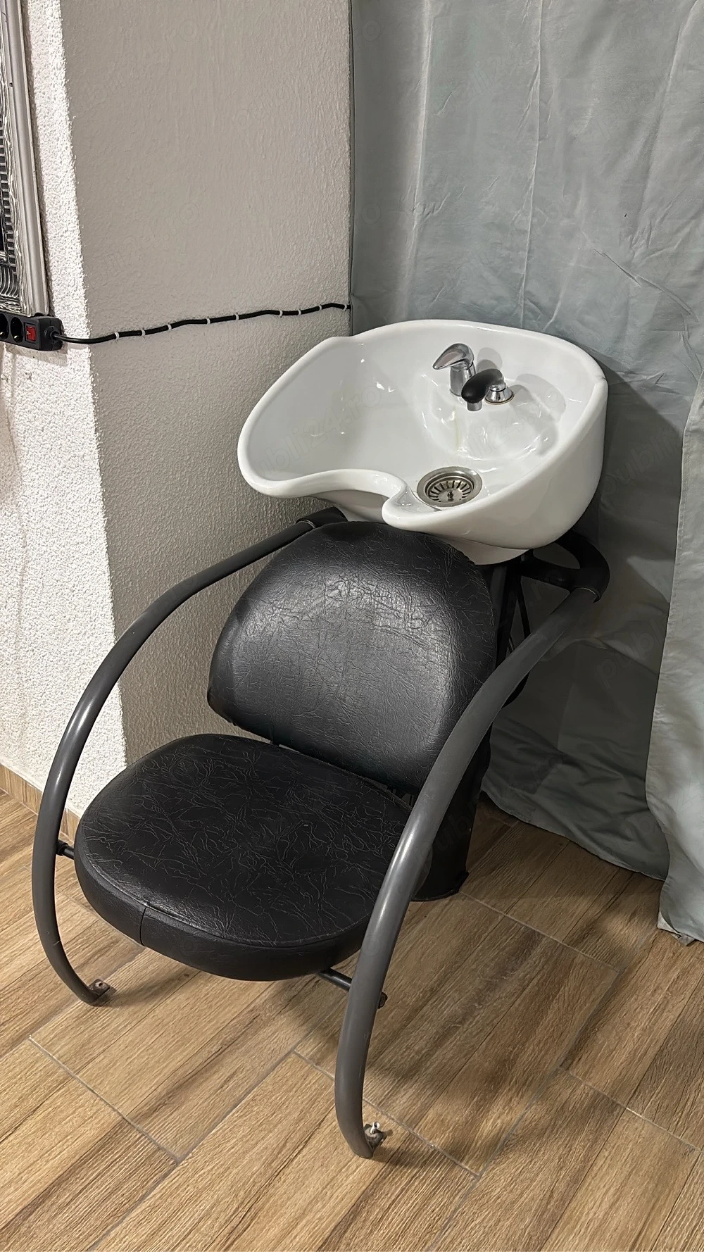 vand scafa si scaun frizerie  , mai multe detalii in privat..