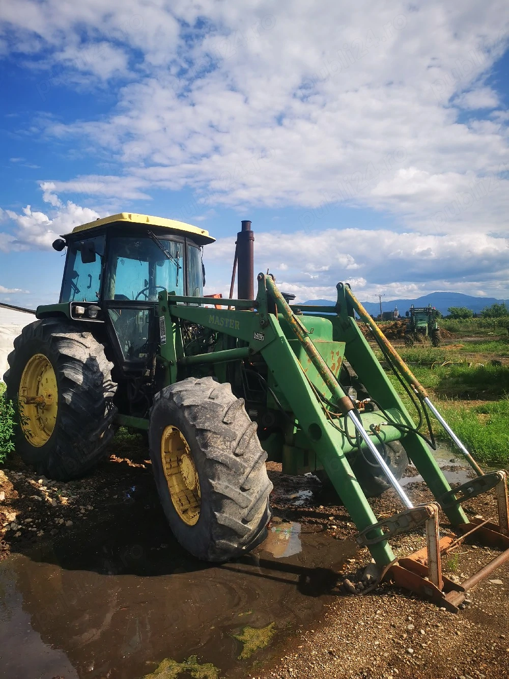 Vând John deere 4240 