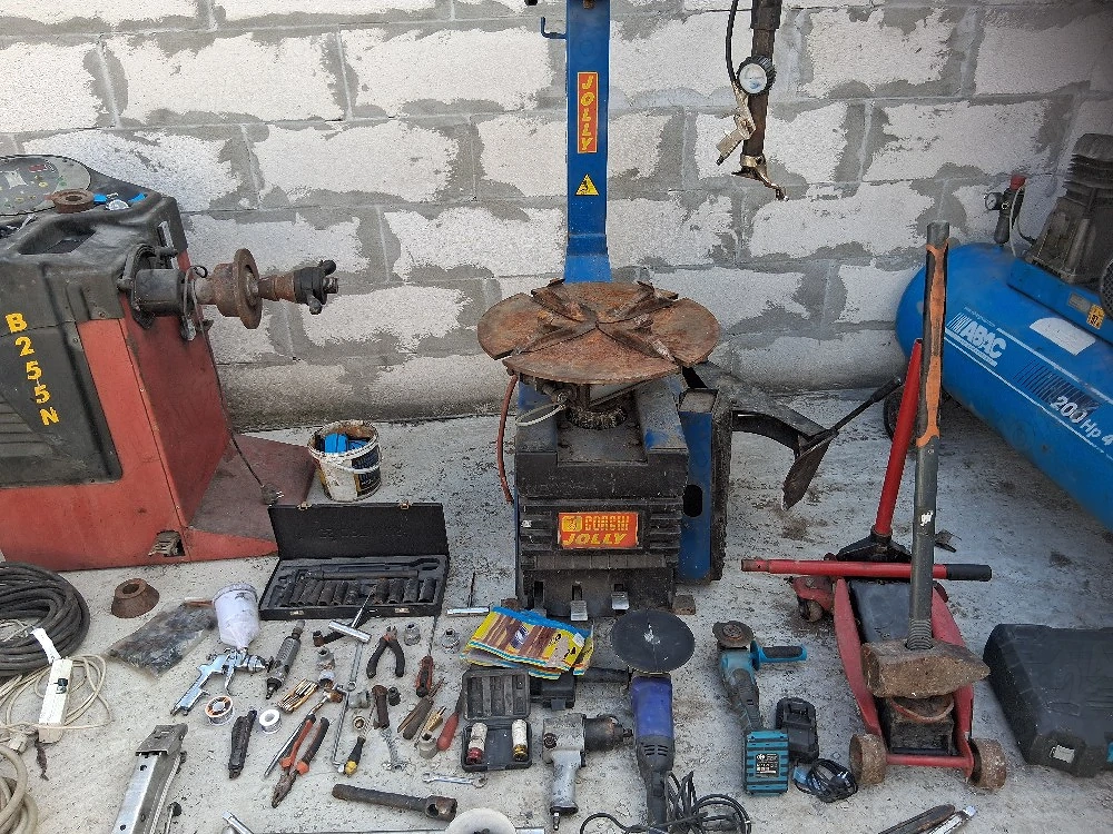 vând vulcanizare auto complet echipată 