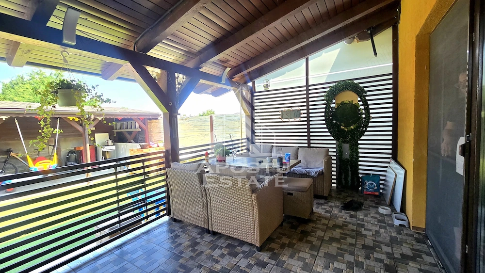 Casa individuala de vanzare cu 4 camere, 2 bai, terasa si foisor, Sag