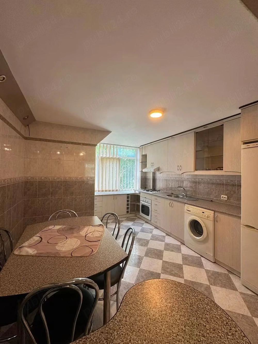 Închiriez apartament 