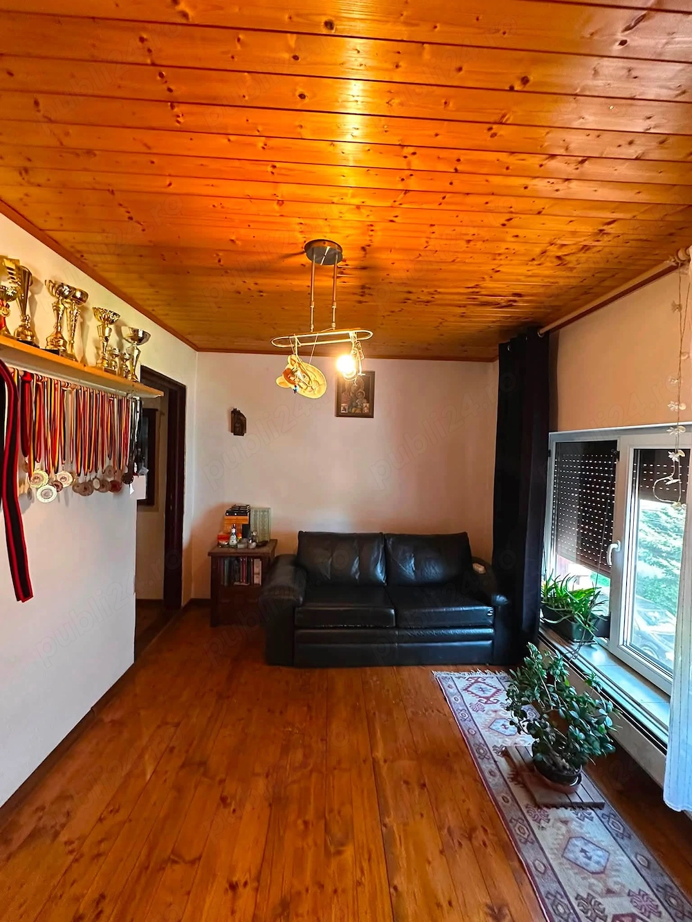De vanzare apartament cu 3 camere si 2 bai, mobilat si utilat, zona centrala, Pret 49900euro