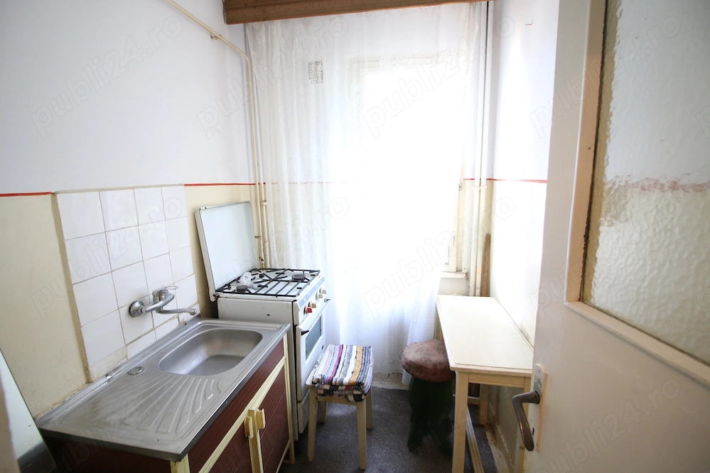 Ap. 2 camere Micro 19, la capatul troleului, etaj 1, cu balcon