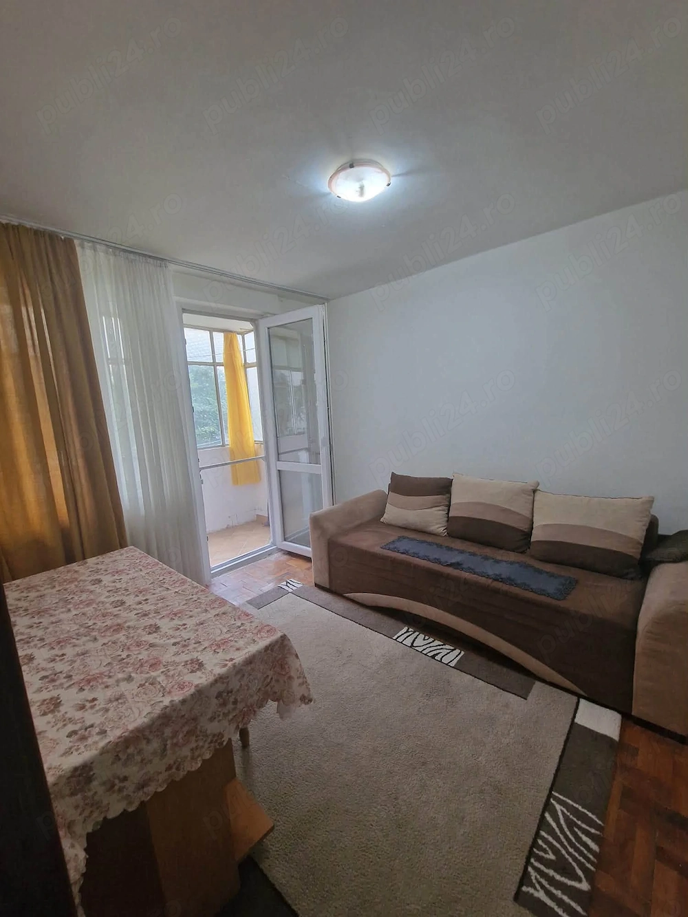 De vanzare apartament cu 2 camere si balcon, mobilat si utilat, etajul 1, zona Cresei 52000euro