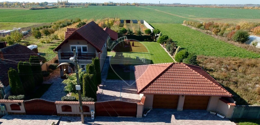 Casă gata de locuit cu teren 2700mp si garaj dublu in Madaras