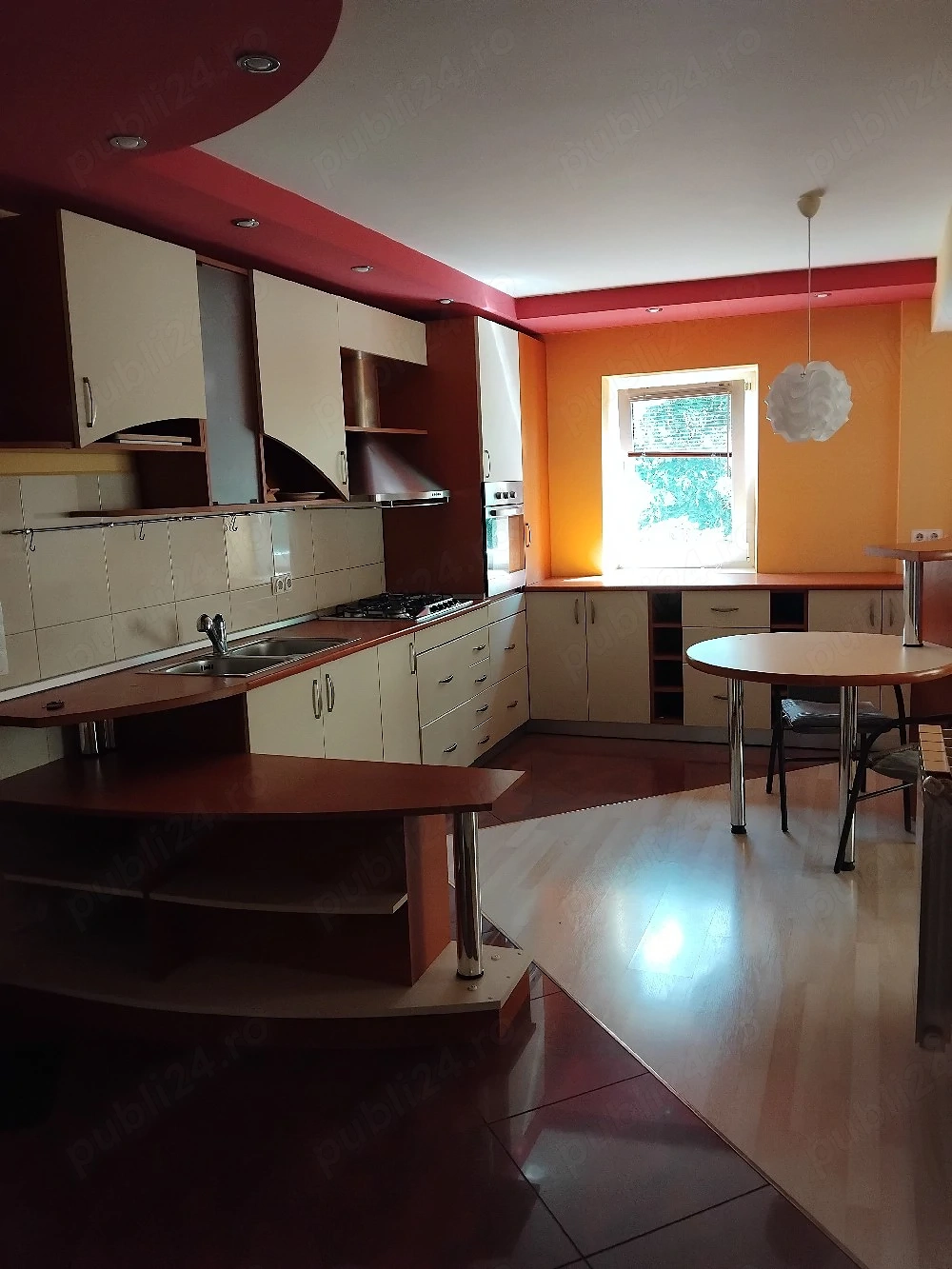 Dau în chirie apartament 3 camere 