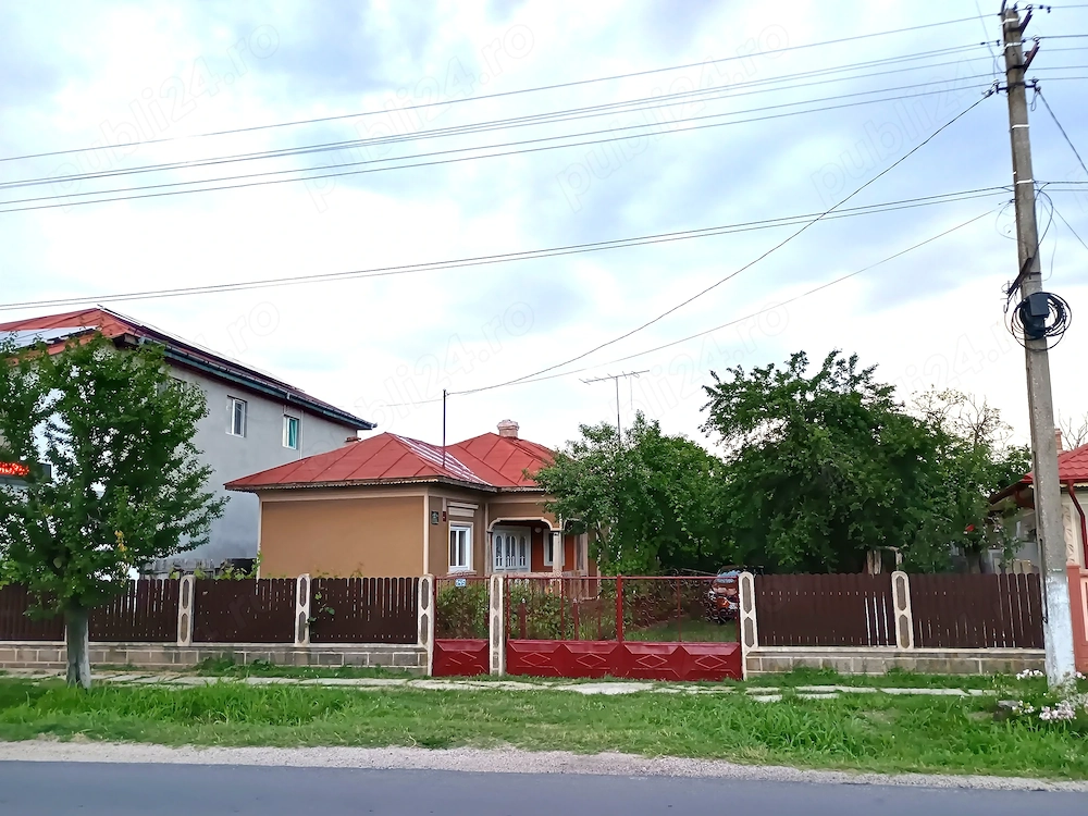 Vand teren 963mp, casa locuit 104mp, casa anexa 36mp, anexe cu beci, fantana mare.