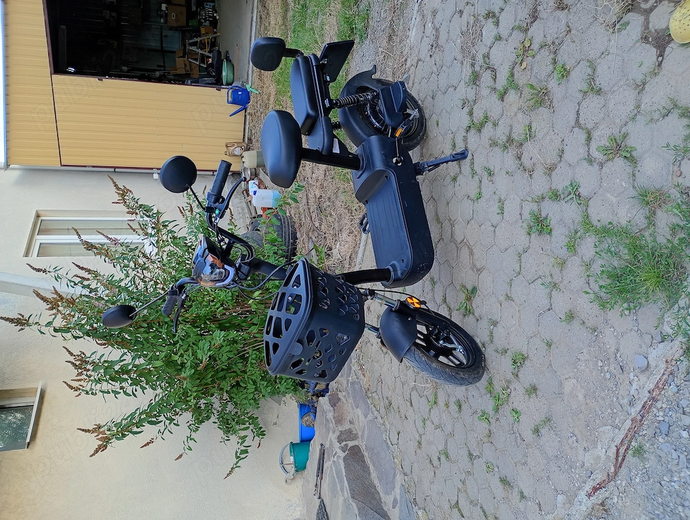 Scuter electric cu pedale