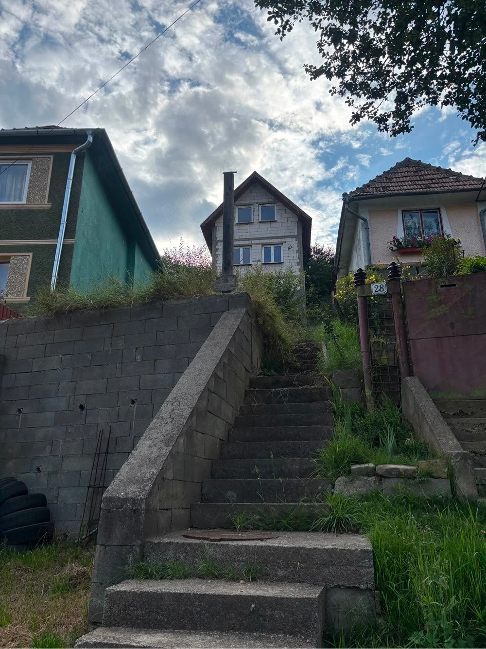 Casa la rosu de vanzare in Sighisoara strada canepi 