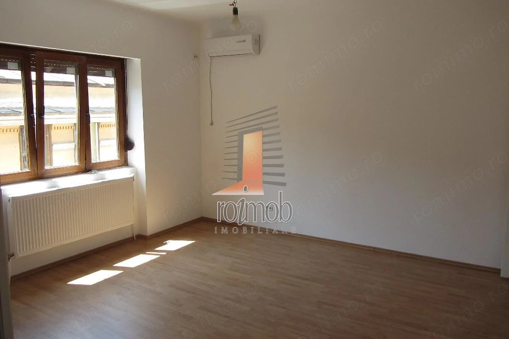 Apartament spatios la etajul 1 intr-o vila interbelica, pretabil birou