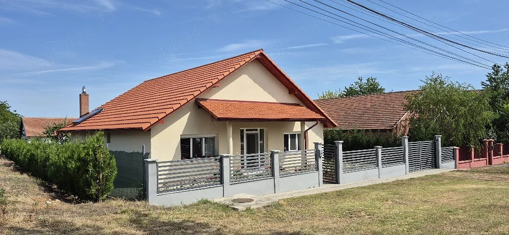 Proprietar   Vând casă pe drumul principal, izolata, cu garaj și grădină, la intrare în Bodrogu Nou