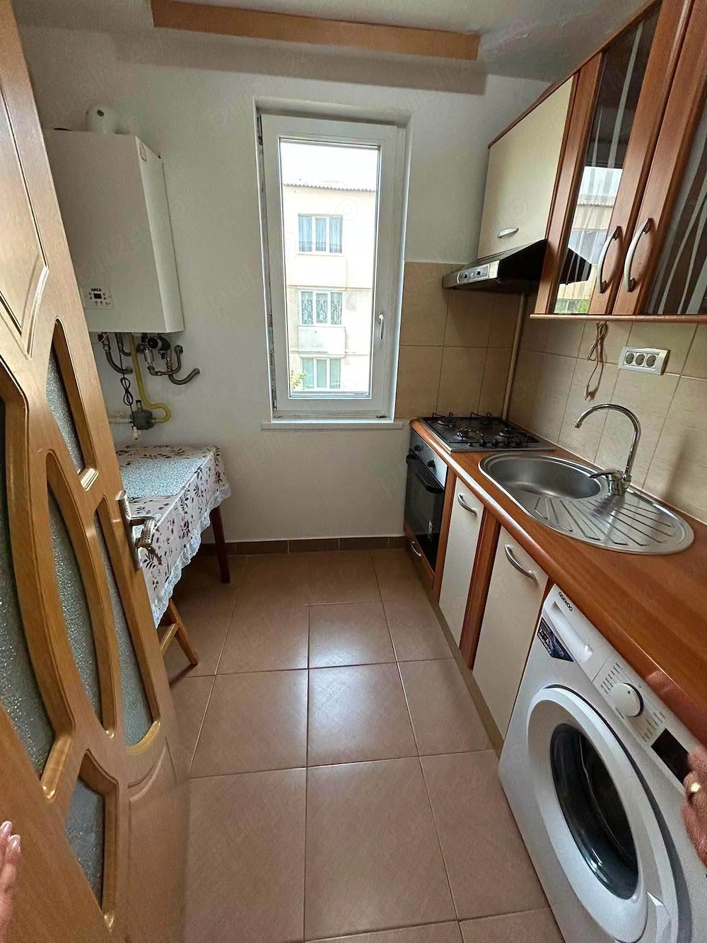 De inchiriat apartament cu 2 camere, decomandat, etajul 3, balcon, Pret 1300lei luna