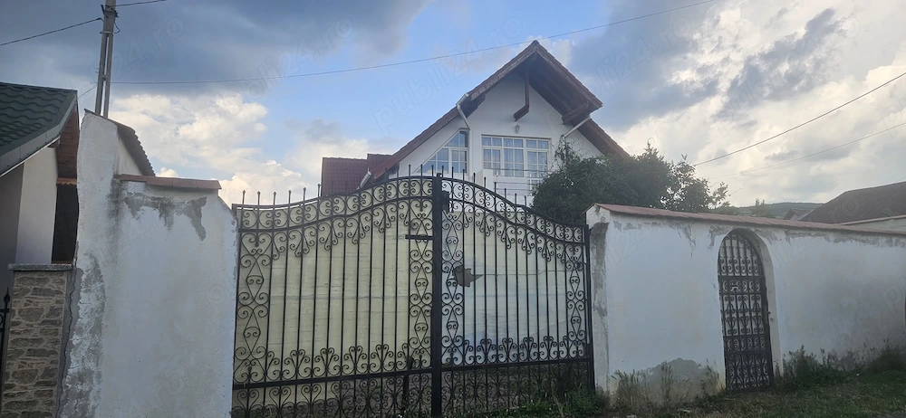 Casă de Vânzare cu Teren Generos de 3000 mp   Spațiu și Confort 