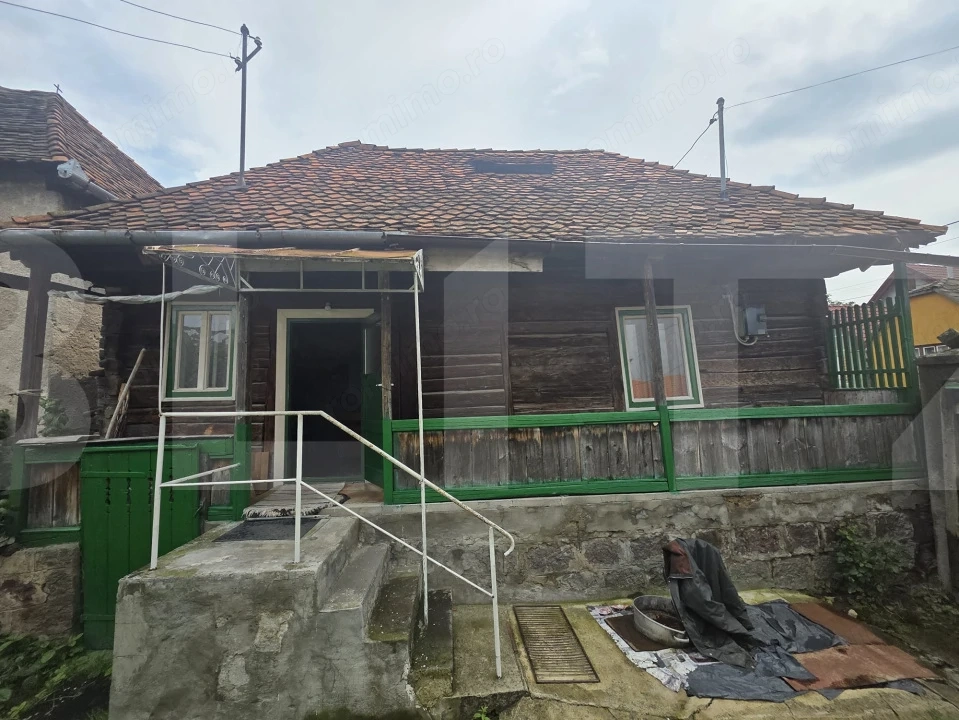 Casa taraneasca de lemn cu veranda