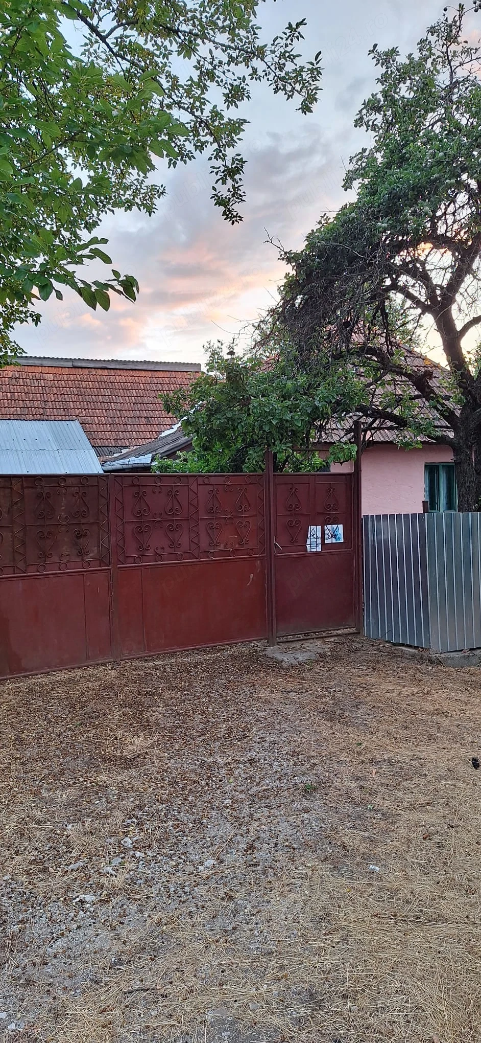 Vand casa la tara zona linistita 5 camere o baie ,o bucatarie,