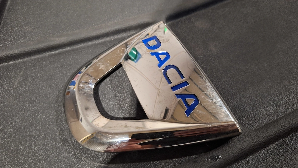 Emblema Dacia grila fata bara capota