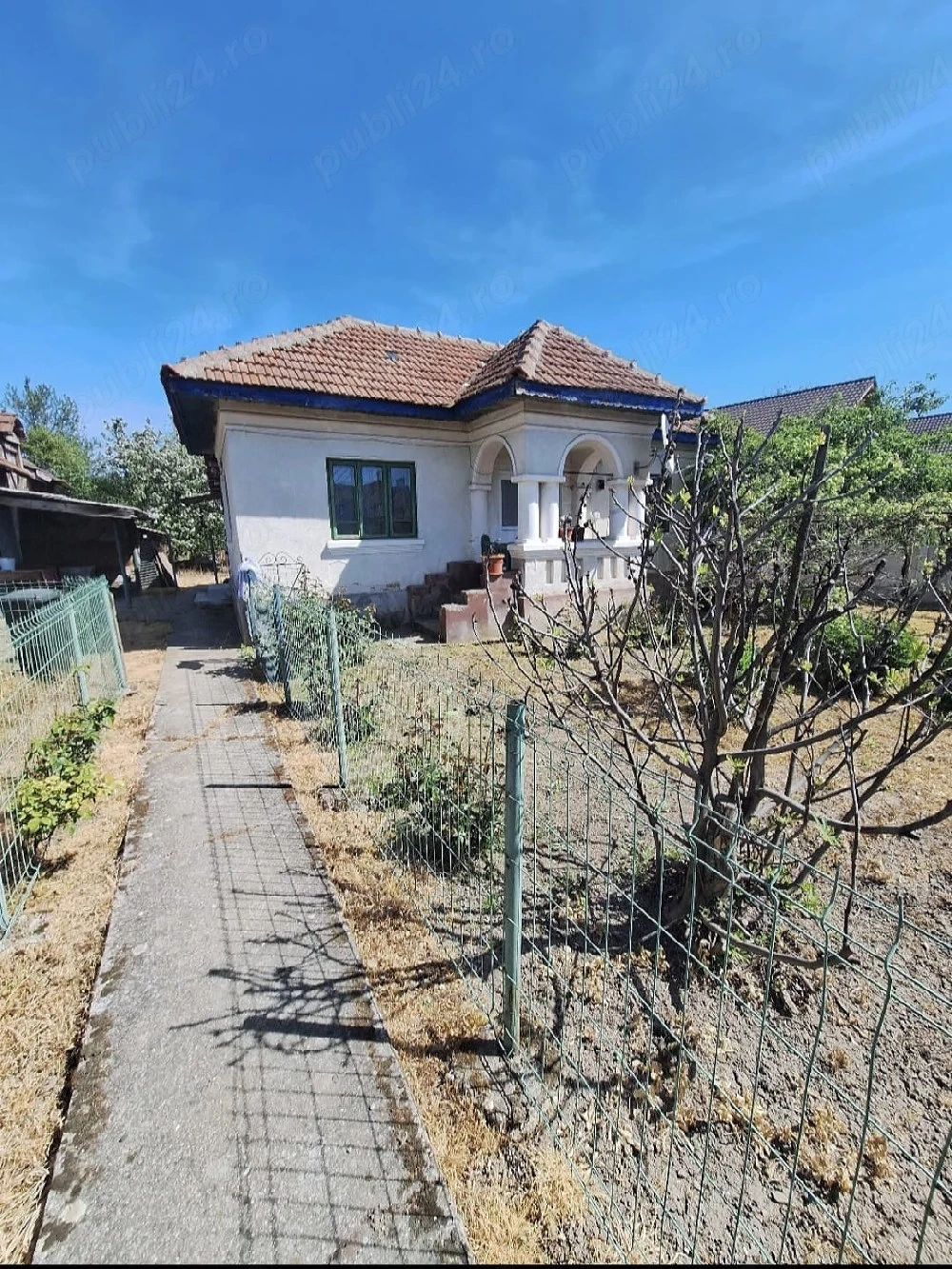 casa de vanzare batraneasca locuibila