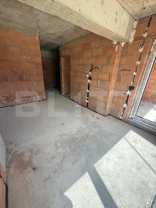 Apartament 3 camere, 2 bai, decomandat, etaj intermediar, zona Tractorul